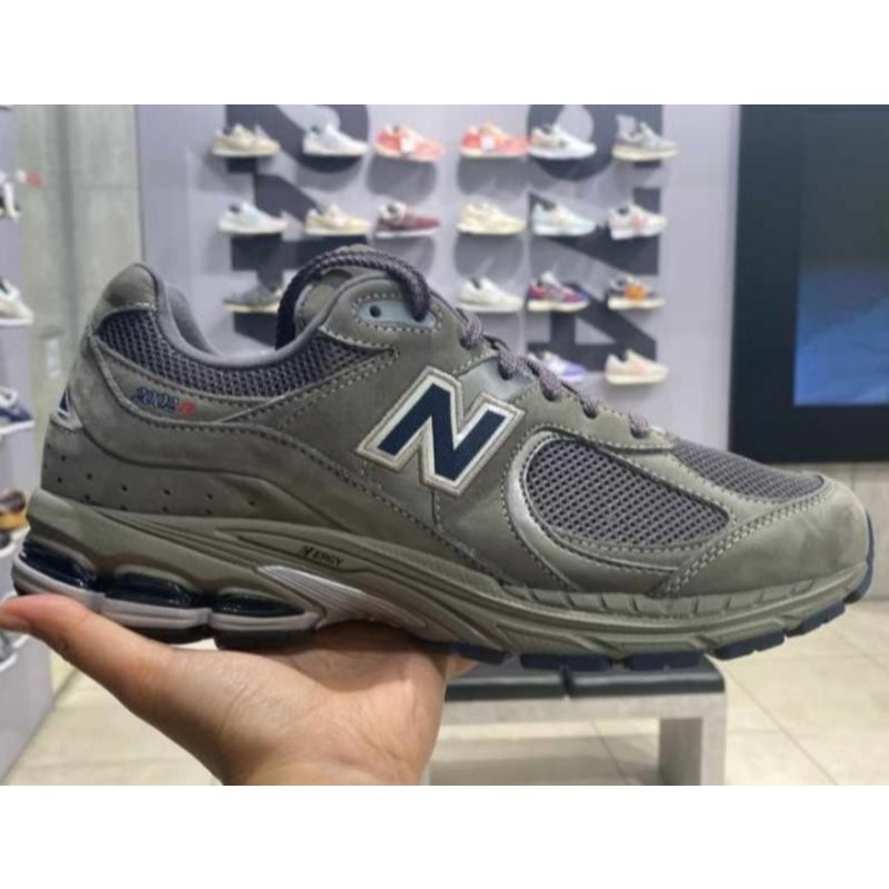 SEPATU KASUAL PRIA NEW BALANCE 2002R SNEAKERS ORIGINAL