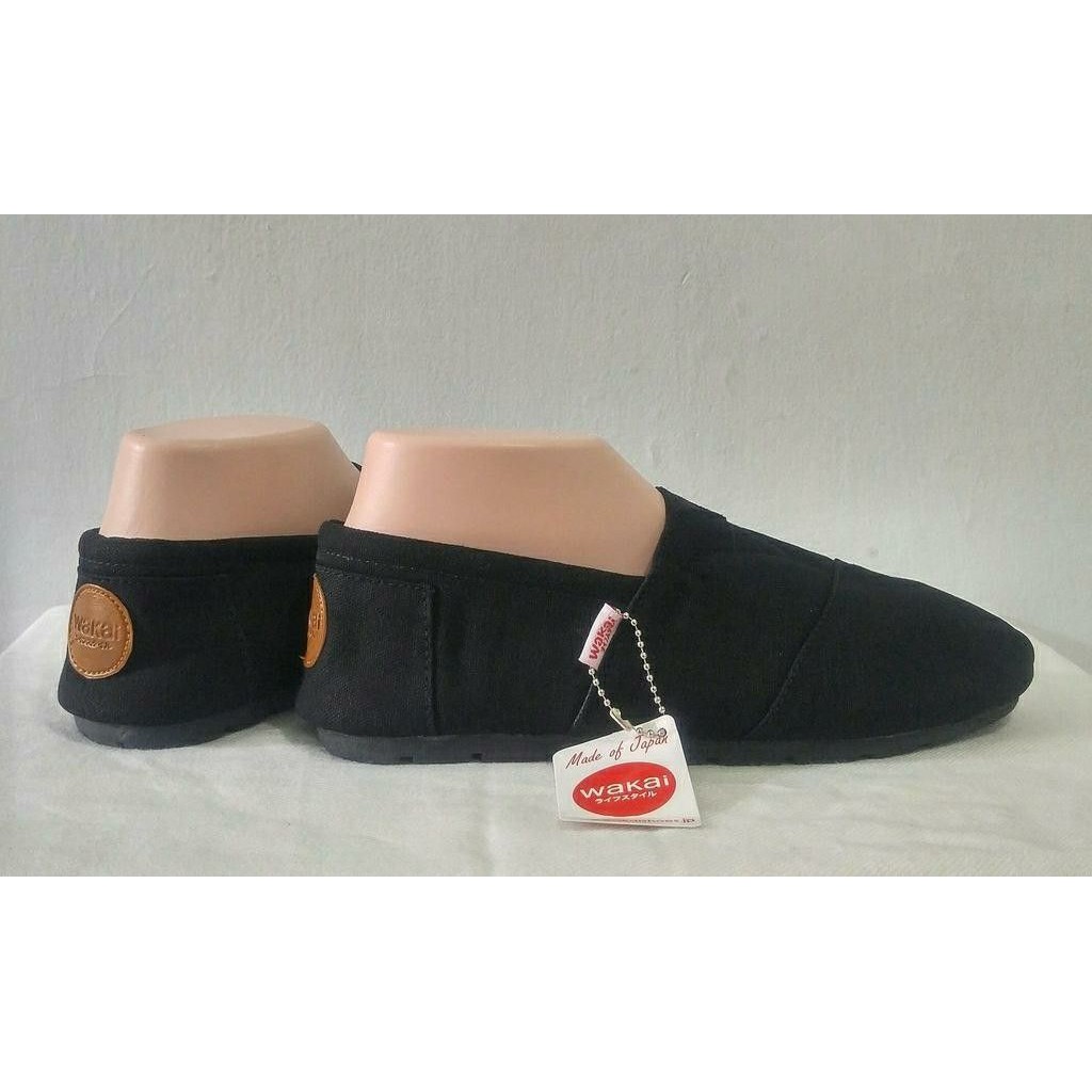 Sepatu kasual slip on pria wanita bisa couple Wakai Hitam Polos