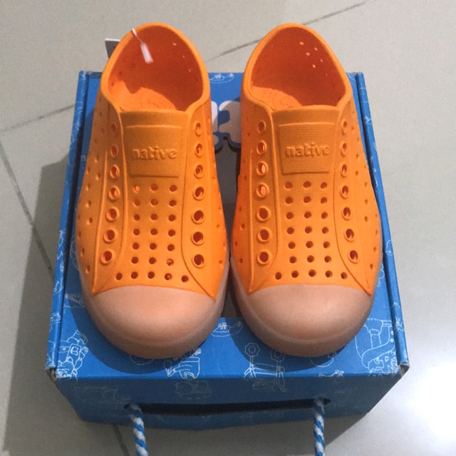 Sepatu native jefferson glow