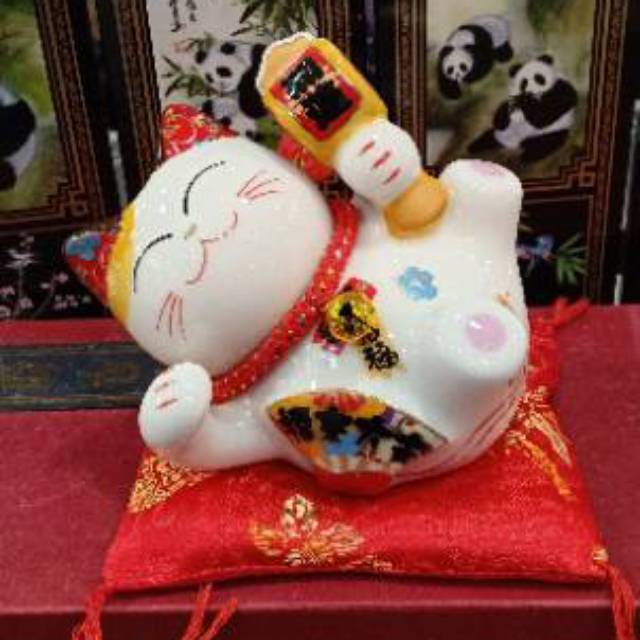 

Lucky cat / kucing uang /pajangan kucing /souvenir /hadiah /gift /hiasan rumah /kado /hiasan kantor