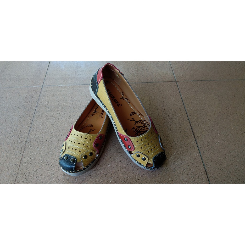 Sepatu sandal Kickers