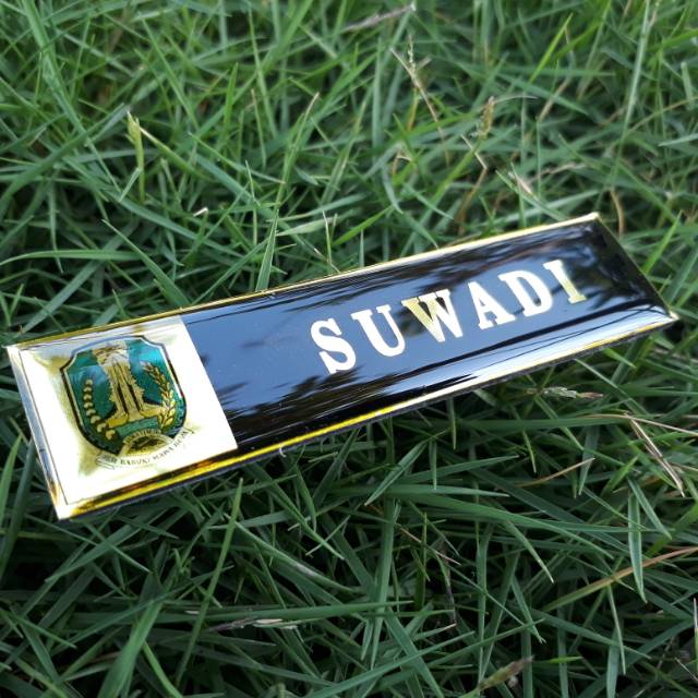 

Name Tag Emas Mengkilat Plus logo