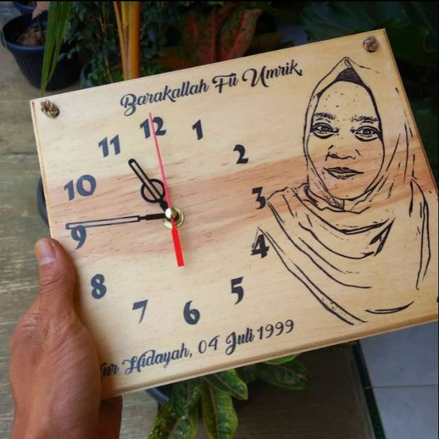 Jam kayu gantung klaSik