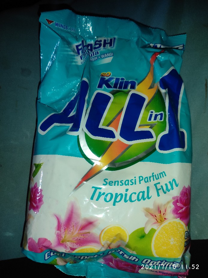 Soklin All In 1 Deterjen Bubuk 900 Gram Merah Biru Wangi Harum Parfum Buah (no.206)