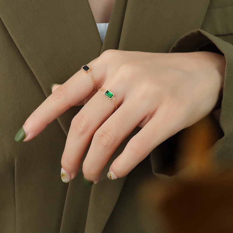 Cincin Rantai Lapis Emas 18k Bahan Titanium Steel Aksen Zirkon Hijau Gaya Retro Korea Selatan Untuk Wanita