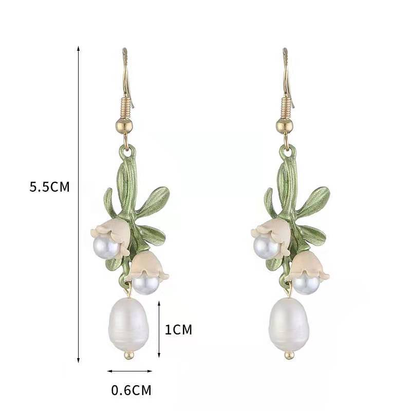 Anting Tusuk Gantung Desain Bunga Lily Warna Putih Gaya Musim Semi / Panas / Peri Untuk Wanita