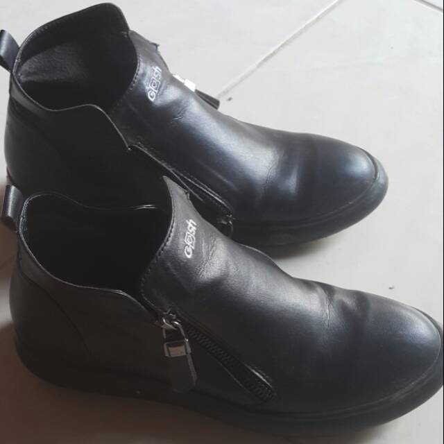 Sepatu gosh boots