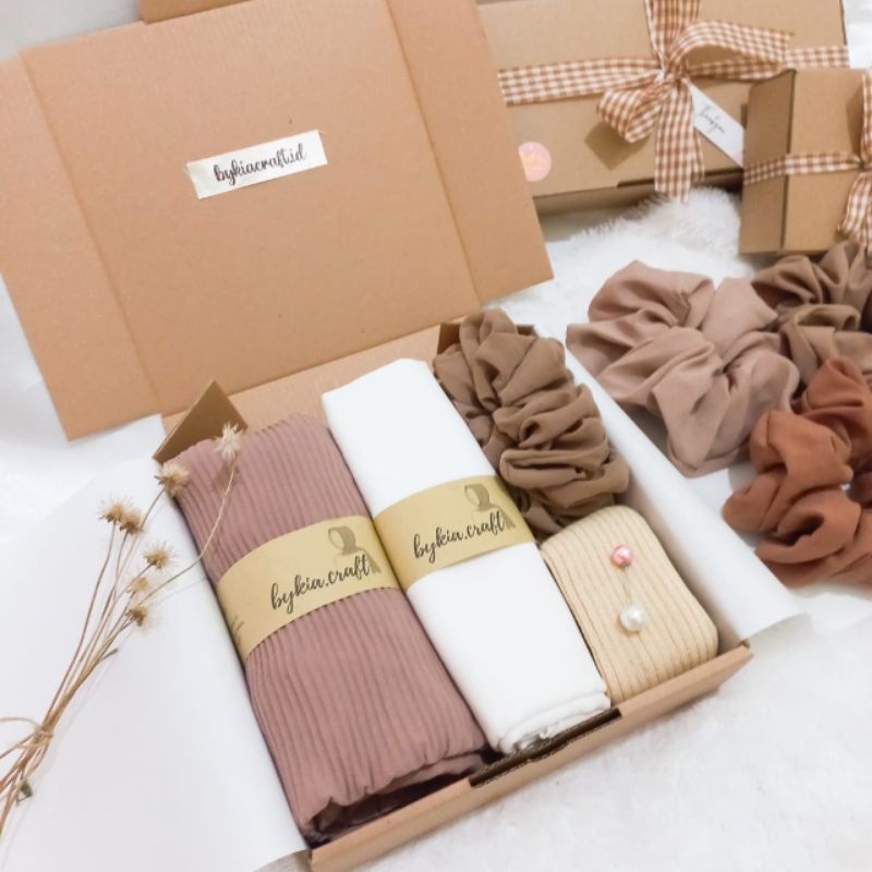 GIFT BOX HIJAB PASHMINA KADO WISUDA/KADO PERNIKAHAN/KADO ULANG TAHUN