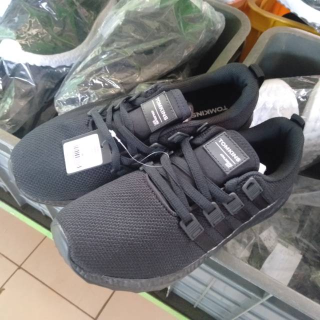 B-GRADE Sepatu Tomkins Marwen, All Black, Diskon 30%