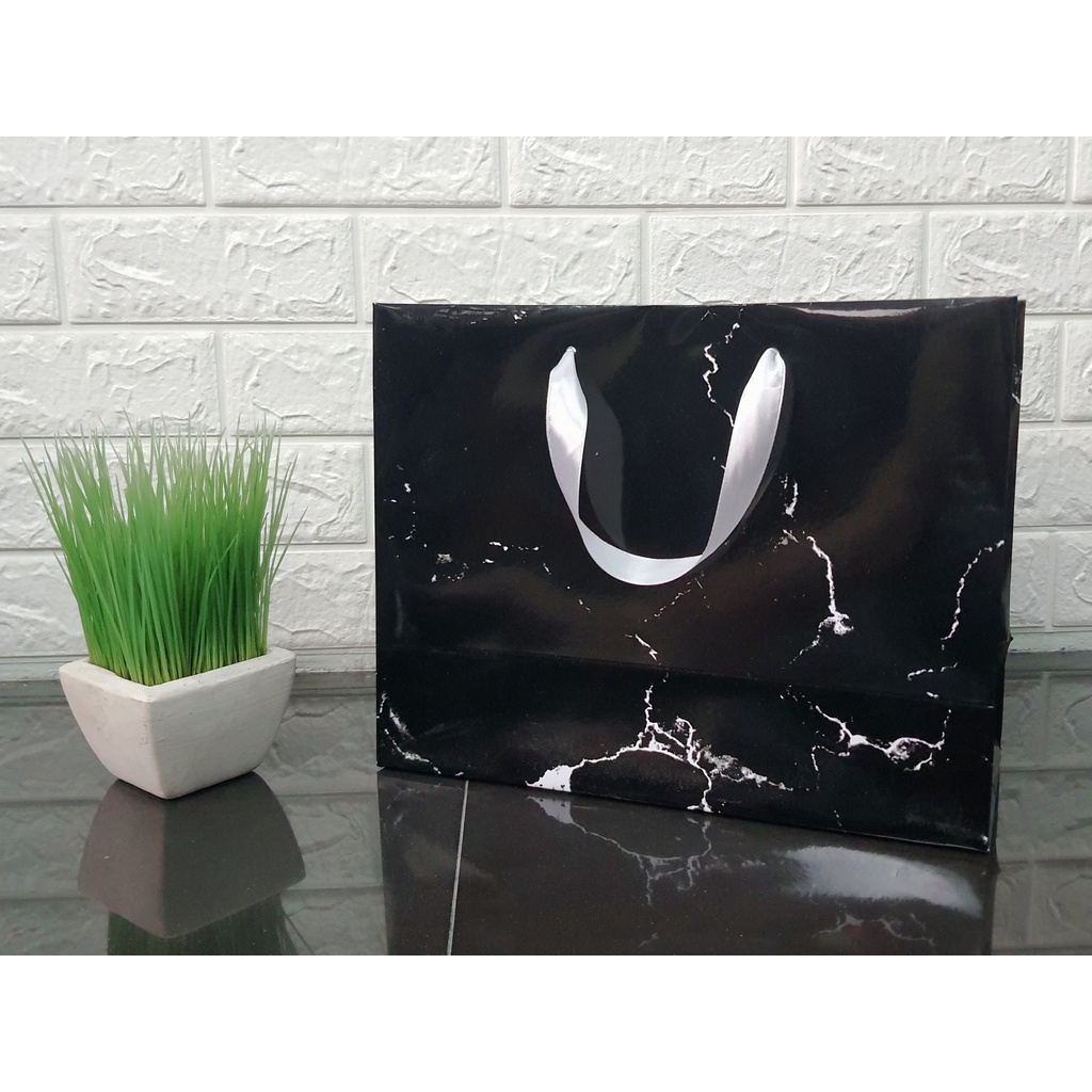 

Paperbag Motif Marmer Hitam Uk. 32,5 x 25 x 14 cm