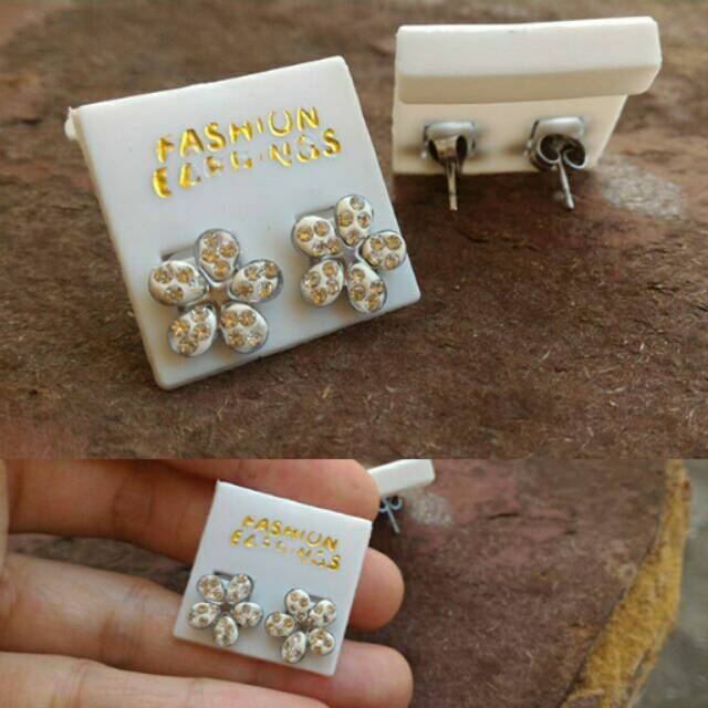 Giwang anting titanium bunga mata