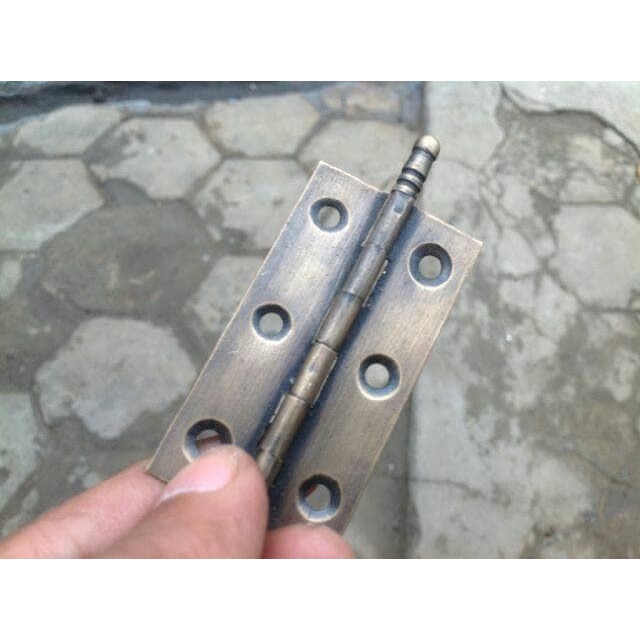 Engsel jendela & lemari kuningan antik kecil