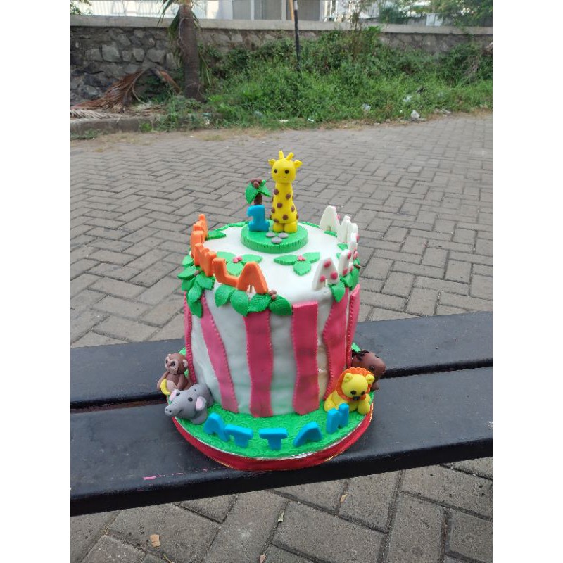

animal birthday cake