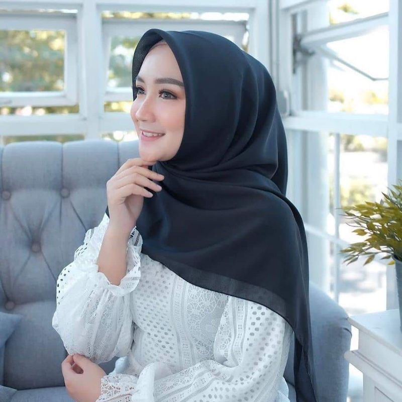 HIJAB BELLA SQUARE / SEGIEMPAT POLLYCOTON / POTTON SENJA-BELLA Hitam