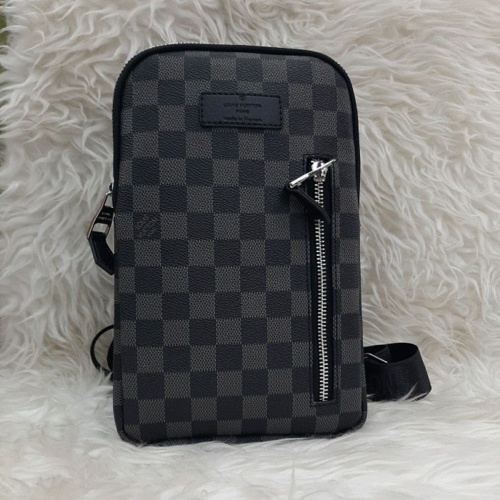 Tas slingbag pria LV kotak2
