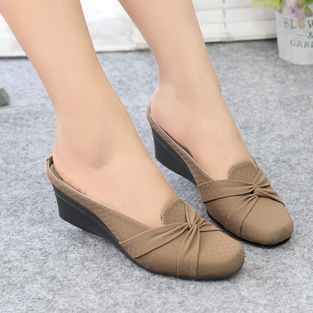 SENDAL WANITA WEDGES SANDAL CASUAL BKK23