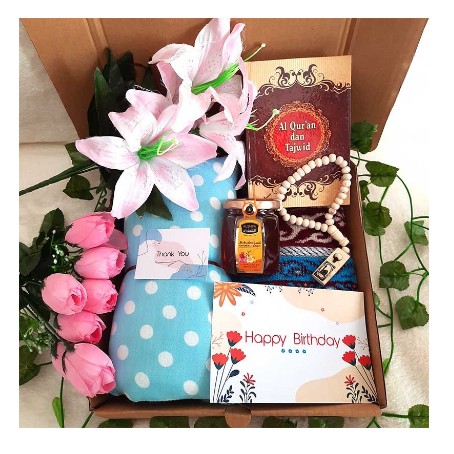 

Hampers Parcel Kado Ulang Tahun Gift Box Alat Sholat Untuk Wanita - Hampers Lebaran