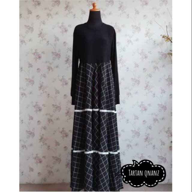 Tartan dress by Qnanz