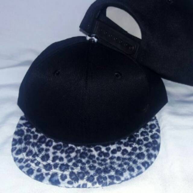 Topi snapback hitam leopard loreng