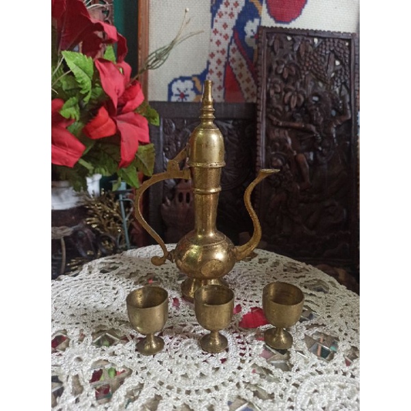 Pajangan Kuno Teko aladdin dan 3 gelas kuningan Antik minus tutup teko