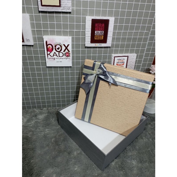 

Box Kado Ukuran 30cmx30cm Tinggi 10Cm Pita Samping by Box Kado Banjarmasin