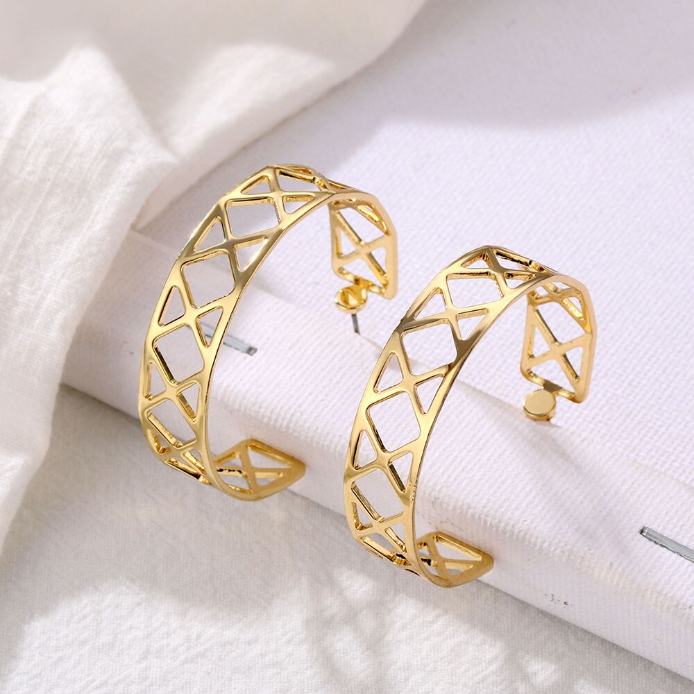 Anting Giwang Alloy Model Bulat Hollow Warna Gold Gaya Vintage Untuk Wanita