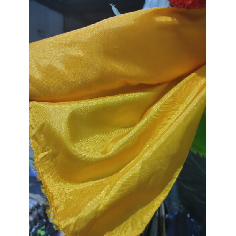 bahan kain saten satin peles orange kuning mengkilat furing dekor dekorasi bendera murah gulungan