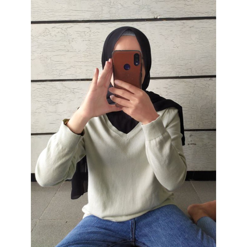 sweater uniqlo warna mint dan azul basic