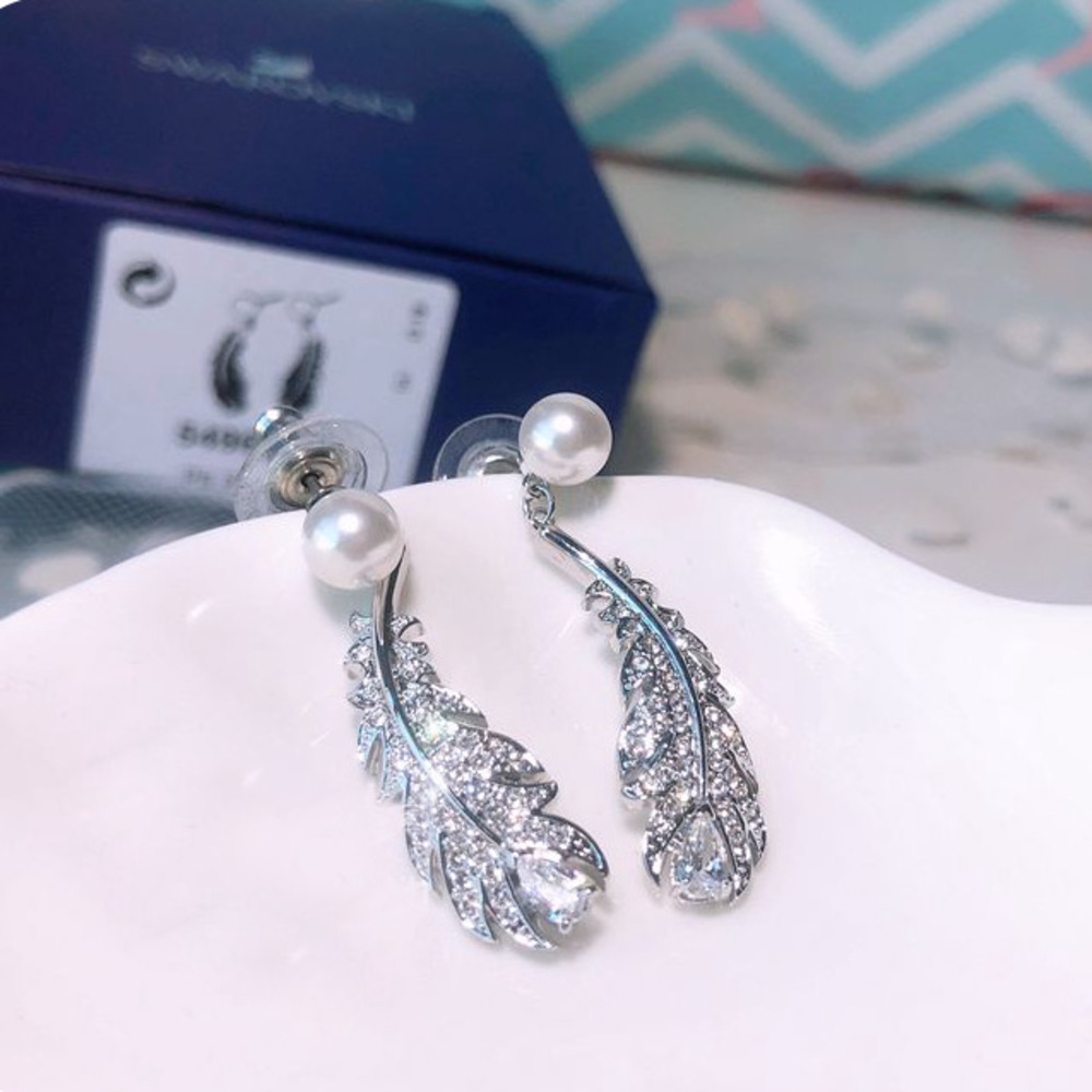 Anting Desain Bulu Aksen Mutiara Warna Silver Gaya Korea