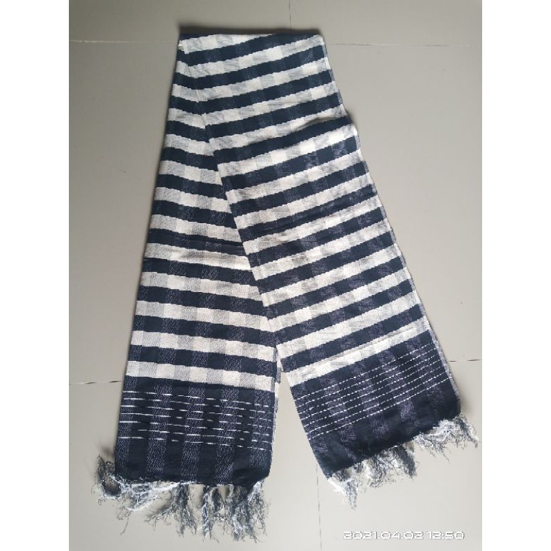 

Selendang poleng kotak kotak