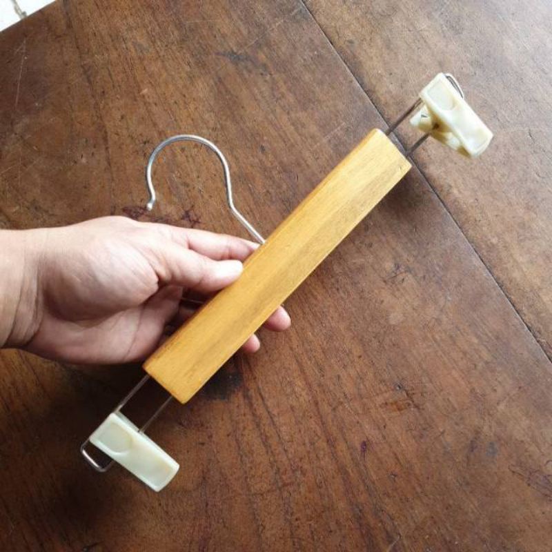 Hanger Kayu Natural Jepit Plastik/Gantungan Baju Distro Hanger Kayu Murah/Hanger Celana