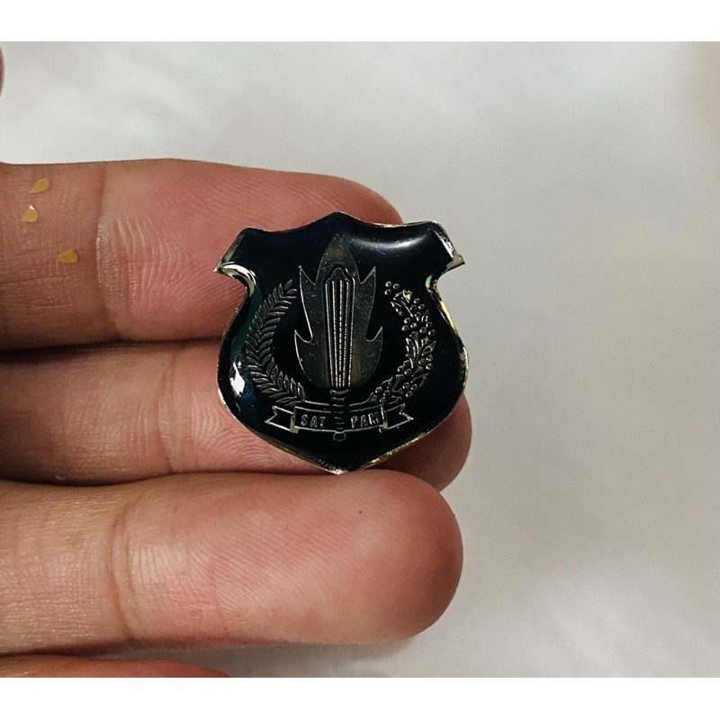 Pin Security Kerah Baju Hitam