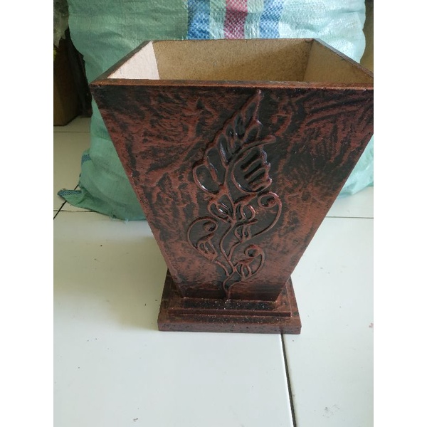 pot bunga sudut ruangan