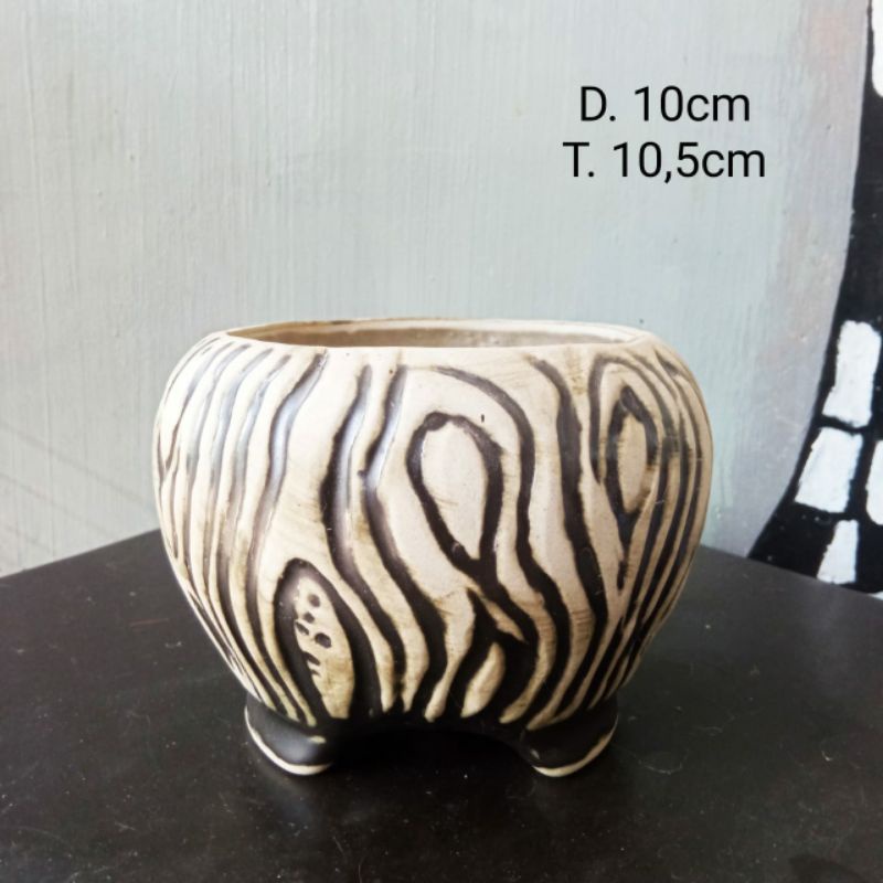 pot relief batu bulat