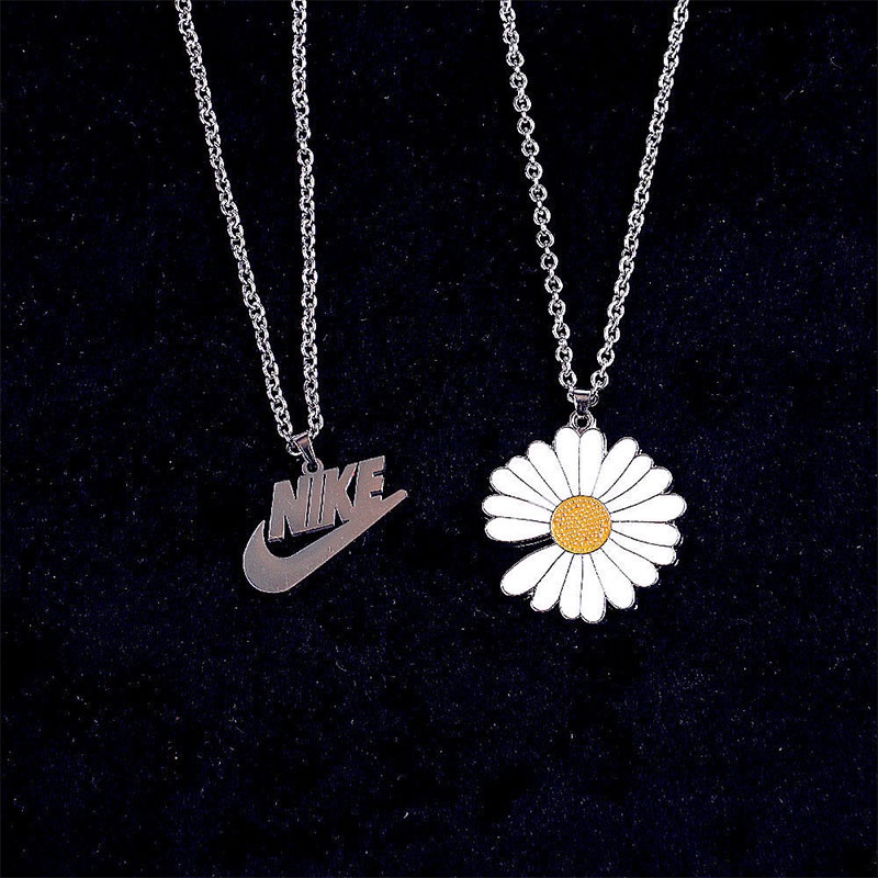 COD Kalung Wanita Korean fashion cincin Unisex Daisy Huruf-tik D Liontin Aksesoris Kalung Tergantung Hip hop Diputar Kalung