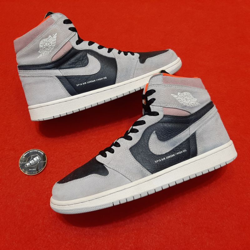 SEPATU AIR JORDAN 1 RETRO HIGH OG NEUTRAL GREY SIZE. 44 (SECOND BRAND)