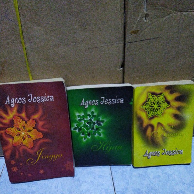 BUKU NOVEL AGNES JESSICA JINGGA, KUNING, HIJAU
