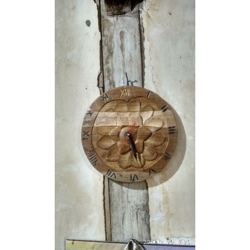 jam dinding kayu ukir