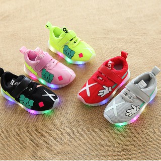 Sepatu Sneakers dengan Bahan Kulit PU Warna Hijau dan Sepatu Sneakers dengan Bahan Kulit PU Warna Hijau dan