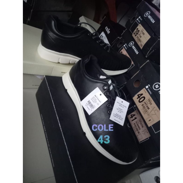 sepatu sneakers hitam cole