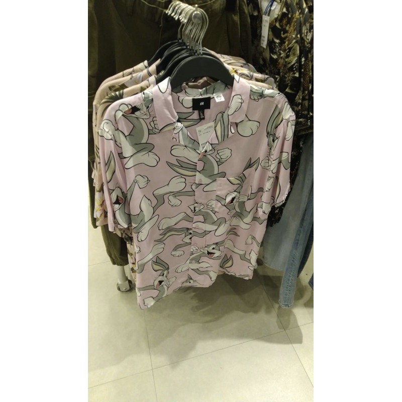 kemeja h&m bugs bunny