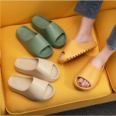 Sandal Yeezy Musim Panas Wanita Sandal Pria Asli Sepatu Pantai Kasual Sandal Wanita Lembut Platform Tebal EVA Antiselip Sandal Pria Rumah Fashion Korea Jepang