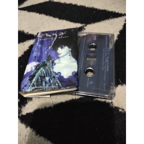 kaset pita enya / shepherd moons