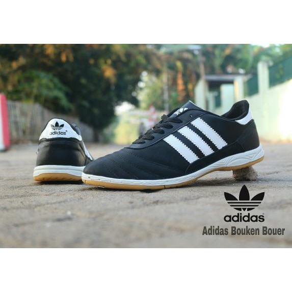 SEPATU FUTSAL ADIDAS KULIT LIST PUTIH