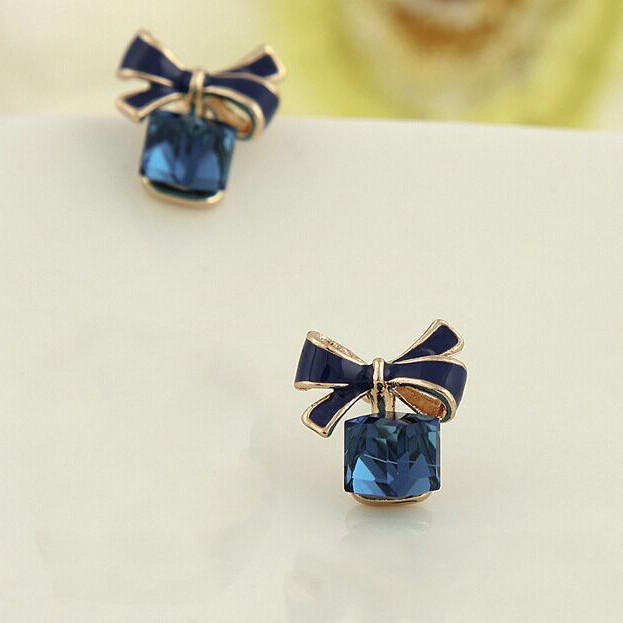 Anting Bentuk Pita Aksen Kristal Gaya Korea Untuk Wanita