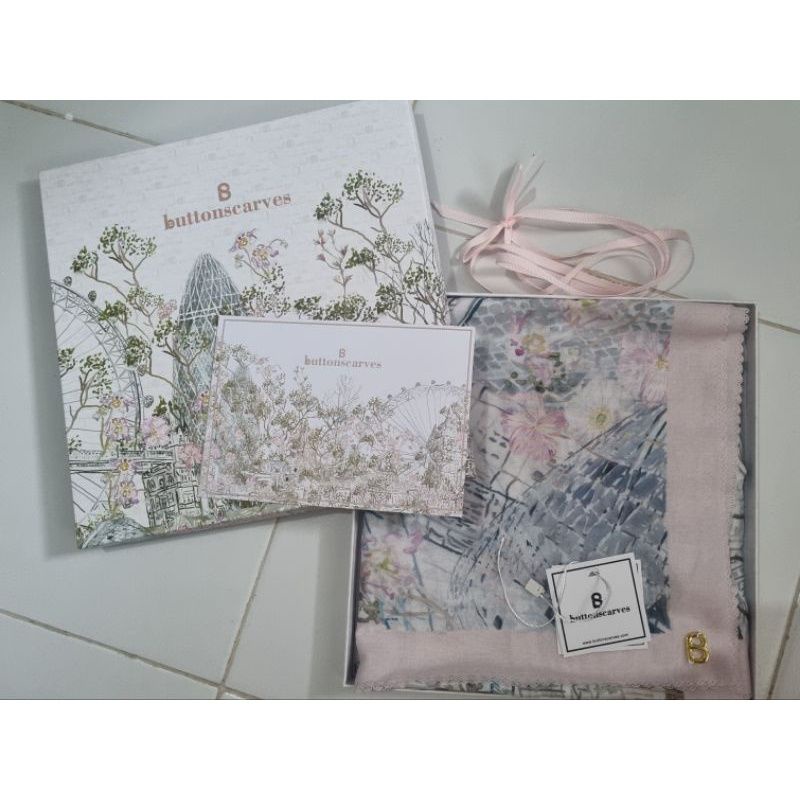 preloved buttonscarves british white