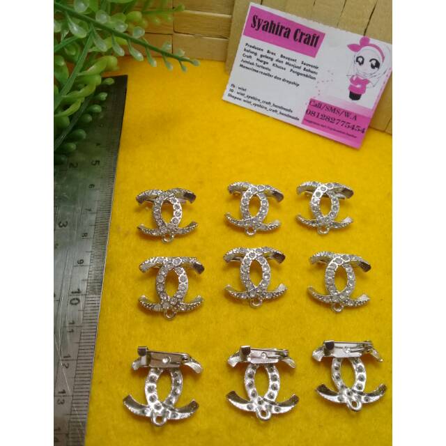Salekepala bros kecil dagu silver motif chanel perlusin
