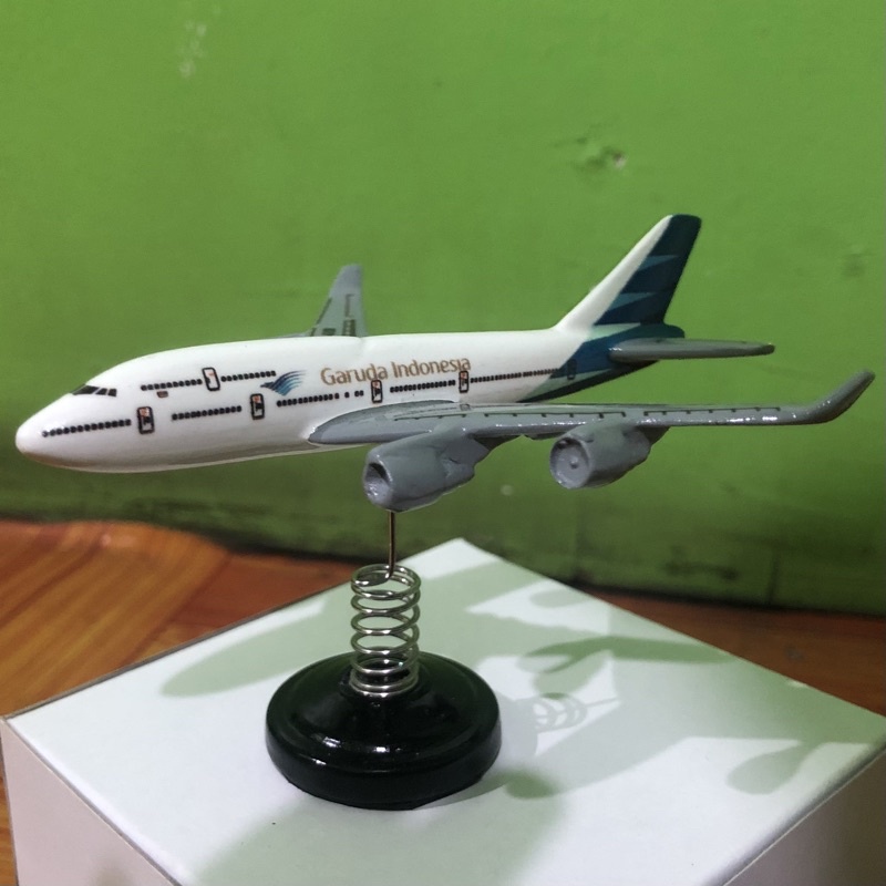 miniatur pesawat per Garuda Indonesia B747