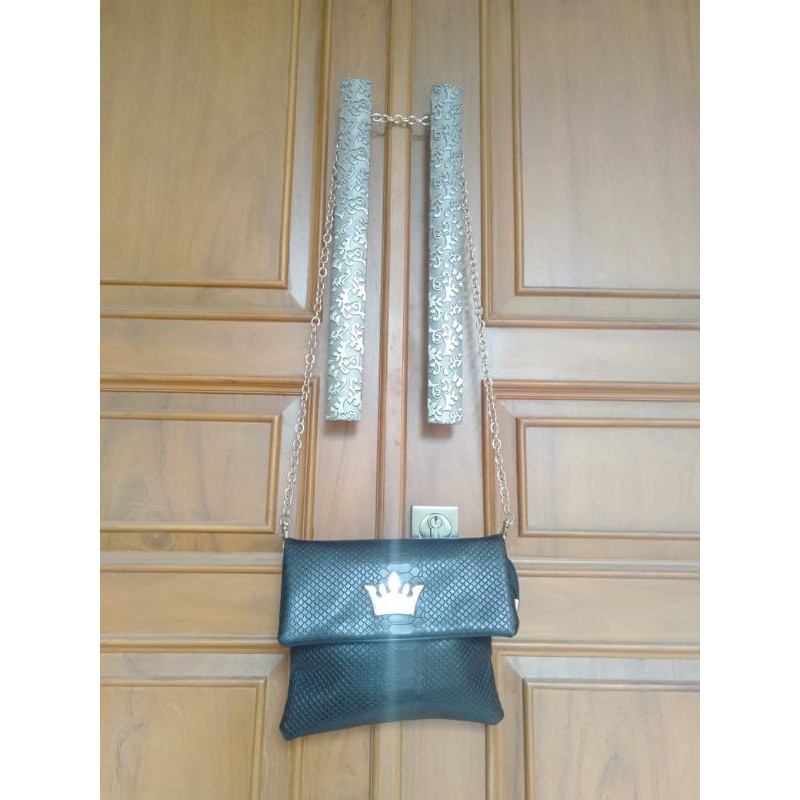 Preloved Tas Sling Hitam Rantai Unik Merk Jestina