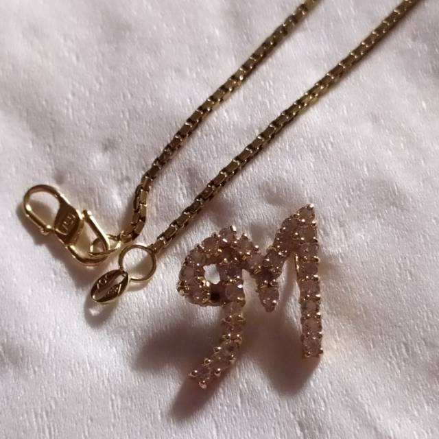 Kalung dan liontin huruf "M" Emas 700